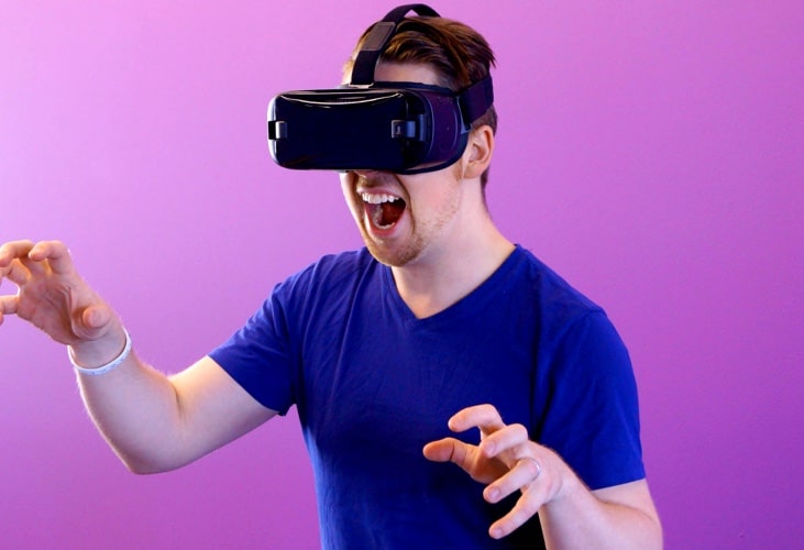 A guy wearing a VR glasses